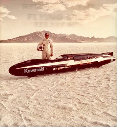 Record-breaking 300mph motorcycle is heading under the hammer Story from Jam Press (Fastest Motorbike Sale) Pictured: Don Vesco with the 1975 Silver Bird Lightning Bolt. Record-breaking 300mph motorcycle is heading under the hammer A record-breaking motorcycle, which was the first to ever hit 300mph, is heading under the hammer. The iconic 1975 Don Vesco Silver Bird Lightning Bolt land speed motorcycle is looking for a new owner. The unique piece of motorbiking history set an international record of 303mph in 1975. The bike is kitted out with two Yamaha TZ750 engines, as reported by CreatorZine. It was built by Don Vesco to race on the Bonneville Salt Flats, in Utah, the USA. Three years after the Silver Bird broke the record, the r Copyright: xJamxPress MecumxAuctions
