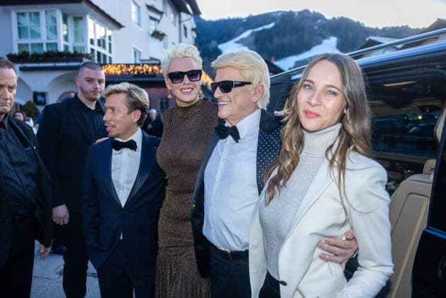 Datum: 13.03.26 Ort: Kitzbühel Im Bild: Helmut Werner, Brigitte Nielsen, Heino, Nicole Werner Er ist Kult blonde Haare, schwarze Sonnenbrille und eine unverwechselbare Jahrhundertstimme: Heino (87) blickt auf eine fast 70-jährige Karriere zurück. Doch nur wenige kennen die Geschichte hinter seiner berühmten dunklen Brille. Der Sänger, der bürgerlich Heinz Georg Kramm heißt, hat in seinem Leben über 55 Millionen Tonträger verkauft. Ob Schlager, Pop, Heavy Metal, Ballermann, Rap oder Klassik kaum ein Genre blieb ihm fremd. Bis heute steht der Kultstar auf der Bühne: Er tritt bei großen Festivals wie dem Parookaville vor Zehntausenden Fans genauso selbstverständlich auf wie bei klassischen Kirchenkonzerten, etwa in der xchristian esslerx