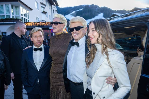 Datum: 13.03.26 Ort: Kitzbühel Im Bild: Helmut Werner, Brigitte Nielsen, Heino, Nicole Werner Er ist Kult blonde Haare, schwarze Sonnenbrille und eine unverwechselbare Jahrhundertstimme: Heino (87) blickt auf eine fast 70-jährige Karriere zurück. Doch nur wenige kennen die Geschichte hinter seiner berühmten dunklen Brille. Der Sänger, der bürgerlich Heinz Georg Kramm heißt, hat in seinem Leben über 55 Millionen Tonträger verkauft. Ob Schlager, Pop, Heavy Metal, Ballermann, Rap oder Klassik kaum ein Genre blieb ihm fremd. Bis heute steht der Kultstar auf der Bühne: Er tritt bei großen Festivals wie dem Parookaville vor Zehntausenden Fans genauso selbstverständlich auf wie bei klassischen Kirchenkonzerten, etwa in der xchristian esslerx