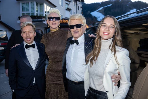 Datum: 13.03.26 Ort: Kitzbühel Im Bild: Helmut Werner, Brigitte Nielsen, Heino, Nicole Werner Er ist Kult blonde Haare, schwarze Sonnenbrille und eine unverwechselbare Jahrhundertstimme: Heino (87) blickt auf eine fast 70-jährige Karriere zurück. Doch nur wenige kennen die Geschichte hinter seiner berühmten dunklen Brille. Der Sänger, der bürgerlich Heinz Georg Kramm heißt, hat in seinem Leben über 55 Millionen Tonträger verkauft. Ob Schlager, Pop, Heavy Metal, Ballermann, Rap oder Klassik kaum ein Genre blieb ihm fremd. Bis heute steht der Kultstar auf der Bühne: Er tritt bei großen Festivals wie dem Parookaville vor Zehntausenden Fans genauso selbstverständlich auf wie bei klassischen Kirchenkonzerten, etwa in der xchristian esslerx