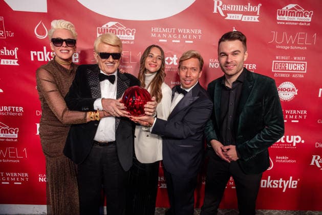 Datum: 13.03.26 Ort: Kitzbühel Im Bild: Brigitte Nielsen, Heino, Nicole Werner, Helmut Werner, Benedict Bartsch Er ist Kult blonde Haare, schwarze Sonnenbrille und eine unverwechselbare Jahrhundertstimme: Heino (87) blickt auf eine fast 70-jährige Karriere zurück. Doch nur wenige kennen die Geschichte hinter seiner berühmten dunklen Brille. Der Sänger, der bürgerlich Heinz Georg Kramm heißt, hat in seinem Leben über 55 Millionen Tonträger verkauft. Ob Schlager, Pop, Heavy Metal, Ballermann, Rap oder Klassik kaum ein Genre blieb ihm fremd. Bis heute steht der Kultstar auf der Bühne: Er tritt bei großen Festivals wie dem Parookaville vor Zehntausenden Fans genauso selbstverständlich auf wie bei klassischen Kirchenkonz xchristian esslerx
