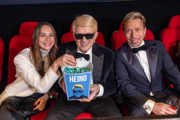 Datum: 13.03.26 Ort: Kitzbühel Im Bild: Nicole Werner, Heino, Helmut Werner Er ist Kult blonde Haare, schwarze Sonnenbrille und eine unverwechselbare Jahrhundertstimme: Heino (87) blickt auf eine fast 70-jährige Karriere zurück. Doch nur wenige kennen die Geschichte hinter seiner berühmten dunklen Brille. Der Sänger, der bürgerlich Heinz Georg Kramm heißt, hat in seinem Leben über 55 Millionen Tonträger verkauft. Ob Schlager, Pop, Heavy Metal, Ballermann, Rap oder Klassik kaum ein Genre blieb ihm fremd. Bis heute steht der Kultstar auf der Bühne: Er tritt bei großen Festivals wie dem Parookaville vor Zehntausenden Fans genauso selbstverständlich auf wie bei klassischen Kirchenkonzerten, etwa in der Dresdner Kreuzkir xchristian esslerx