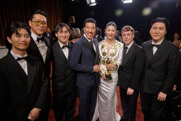 98th Oscars, Academy Awards Yuhan, ZHUN, EJAE, Mark Sonnenblick, NHD, and 24 pose backstage with the Oscar for Original Song during the live ABC Telecast of the 98th Oscars at Dolby Theatre at Ovation Hollywood on Sunday, March 15, 2026., Credit:Al Seib The Academy Avalon United States of America, CA, Hollywood, Dolby Theater Copyright: xAlxSeibx xThexAcademyx xAvalonx 1083396094
