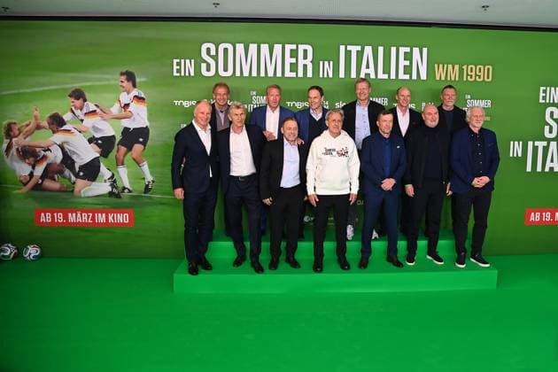 v.li:Stefan REUTER;Juergen KLINSMANN,Klaus AUGENTHALER;Andreas KOEPKE,Thomas HAESSLER,Holger OSIECK,Pierre LITTBARSKI,Guido BUCHWALD,Lothar MATTHAEUS,Hansi PFLUEGLER;Raimond AUMANN,Paul STEINER,Rudi VOELLER. Premiere EIN SOMMER IN ITALIEN-WM 1990. am 16.03.20226 im Mathaeser Kino in Muenchen. Roter Teppich,Red Carpet.