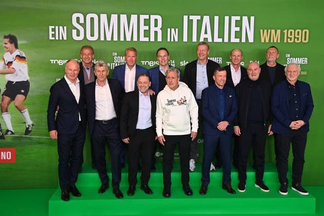 v.li:Stefan REUTER;Juergen KLINSMANN,Klaus AUGENTHALER;Andreas KOEPKE,Thomas HAESSLER,Holger OSIECK,Pierre LITTBARSKI,Guido BUCHWALD,Lothar MATTHAEUS,Hansi PFLUEGLER;Raimond AUMANN,Paul STEINER,Rudi VOELLER. Premiere EIN SOMMER IN ITALIEN-WM 1990. am 16.03.20226 im Mathaeser Kino in Muenchen. Roter Teppich,Red Carpet.