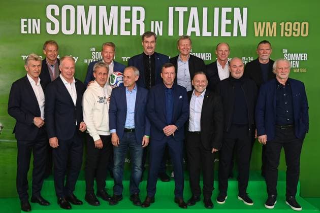 v.li:Klaus AUGENTHALER;Juergen KLINSMANN,Stefan REUTER,Pierre LITTBARSKI, Andreas KOEPKE,Olaf THON,Markus SOEDER (Ministerpraesident Bayern und CSU Vorsitzender),,Lothar MATTHAEUS,Guido BUCHWALD,Thomas HAESSLER,Hansi PFLUEGLER; Raimond AUMANN,Paul STEINER,Rudi VOELLER: Premiere EIN SOMMER IN ITALIEN-WM 1990. am 16.03.20226 im Mathaeser Kino in Muenchen. Roter Teppich,Red Carpet.