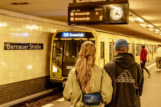 U-Bahnhof Bernauer Straße, einfahrende U8 zur Hermannstraße, Fahrgäste am Bahnsteig, Berlin, März 2026 Deutschland, Berlin, März 2026, U-Bahnhof Bernauer Straße, Einfahrt der Linie U8 Richtung Hermannstraße, Berliner Verkehrsbetriebe BVG, ÖPNV, Öffentlicher Nahverkehr, Deutschlandticket, Verkehr, Umwelt