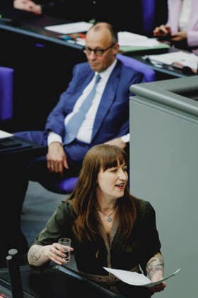 (L-R) Friedrich Merz (CDU), Bundeskanzler, und Heidi Reichinnek, Mitglied des Deutschen Bundestages (Die Linke), aufgenommen im Rahmen der Debatte zur Regierungserklaerung im Deutschen Bundestag in Berlin, 18.03.2026. Berlin Deutschland Copyright: xFlorianxGaertnerx
