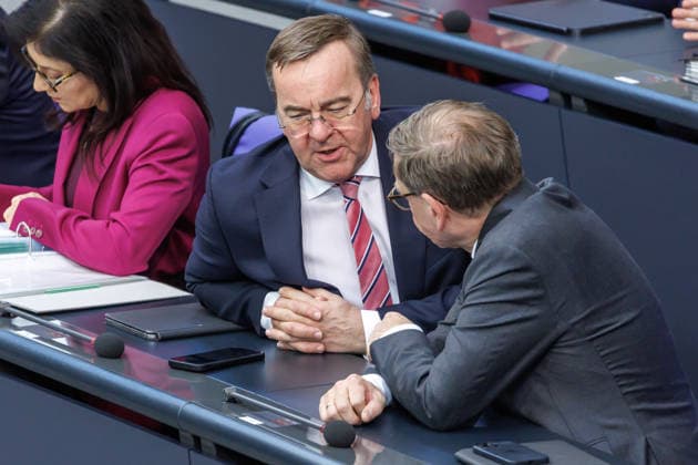 Bundestag Boris Pistorius (SPD), Bundesminister der Verteidigung, und Johann Wadephul (CDU), Bundesaussenminister im Deutschen Bundestag am 18.03.26 in Berlin. Berlin Berlin Deutschland Bundestag