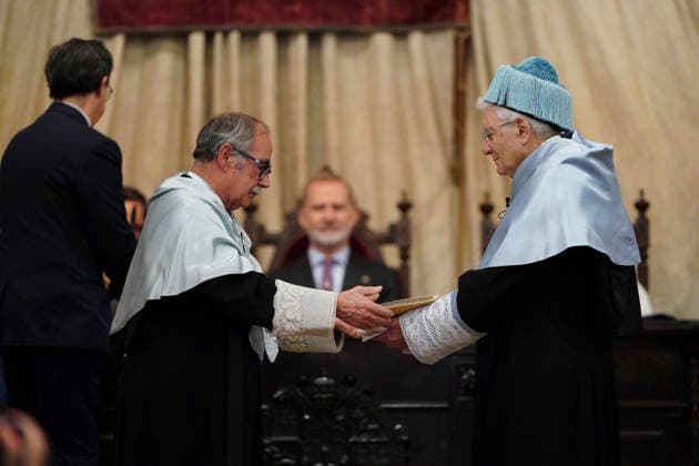 Felipe VI presides over the investiture of Sergio Mattarella as doctor honoris causa in Salamanca The honorary emeritus professor of Italian Philology at the University of Salamanca, Vicente González Martín i , and the President of the Italian Republic, Sergio Mattarella d , during the investiture of the latter as doctor honoris causa by the University of Salamanca, on March 19, 2026, in Salamanca, Castilla y León Spain The investiture was held in the Paraninfo of the University of Salamanca, following the ancient Latin ceremonial and as the highest academic distinction of the Salamanca University. This honorary doctorate recognizes Mattarellas legal and political career and his defense of humanism, Europeanism and culture as the basis of Copyright: xManuelxÃngelxLayax 7380112