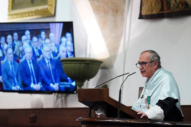 Felipe VI presides over the investiture of Sergio Mattarella as doctor honoris causa in Salamanca The honorary emeritus professor of Italian Philology at the University of Salamanca, Vicente González Martín, intervenes during the investiture of the President of the Italian Republic, Sergio Mattarella, as doctor honoris causa by the University of Salamanca, on March 19, 2026, in Salamanca, Castilla y León Spain The investiture is celebrated in the Paraninfo of the University of Salamanca, following the ancient ceremonial in Latin and as the highest academic distinction of the University of Salamanca This honorary doctorate recognizes Mattarellas legal and political career and his defense of humanism, Europeanism and culture as the basis of Copyright: xManuelxÃngelxLayax 7380114