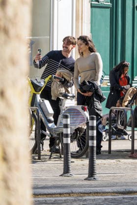 Exclusive Spanish singer Rosalia strolls through the streets of Paris before joining her partner, French model Loli Bahia Roubille, in Paris, France, on March 19, 2026 Yehiel Chekroune Bestimage Exclusive Spanish singer Rosalia strolls through the streets of Paris before joining her partner, French model Loli Bahia Roubille, in Paris, France, on March 19, 2026 Paris France Copyright: xYehielxChekrounex xBestimagexYehielxChekrounex xBestimagex