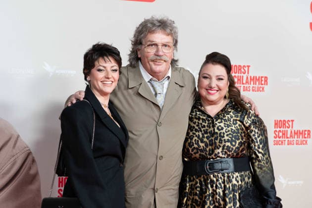 von links: Tahnee SCHAFFARCZYK, Schauspielerin, Hape KERKELING in der Rolle des Horst Schlaemmer, Meltem KAPTAN, Schauspielerin, Roter Teppich, Red Carpet Show, Ankunft, arrival, Filmpremiere HORST SCHLAEMMER SUCHT DAS GLUECK in der Lichtburg in Essen, 19.03.2026.