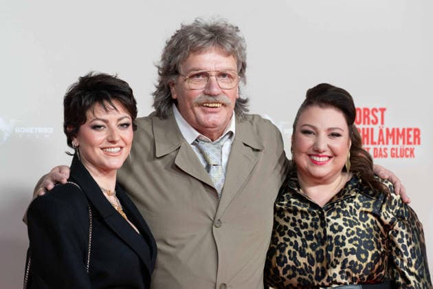 von links: Tahnee SCHAFFARCZYK, Schauspielerin, Hape KERKELING in der Rolle des Horst Schlaemmer, Meltem KAPTAN, Schauspielerin, Roter Teppich, Red Carpet Show, Ankunft, arrival, Filmpremiere HORST SCHLAEMMER SUCHT DAS GLUECK in der Lichtburg in Essen, 19.03.2026.