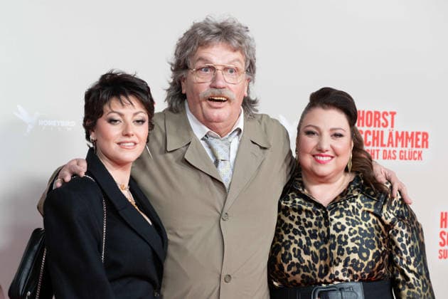 von links: Tahnee SCHAFFARCZYK, Schauspielerin, Hape KERKELING in der Rolle des Horst Schlaemmer, Meltem KAPTAN, Schauspielerin, Roter Teppich, Red Carpet Show, Ankunft, arrival, Filmpremiere HORST SCHLAEMMER SUCHT DAS GLUECK in der Lichtburg in Essen, 19.03.2026.