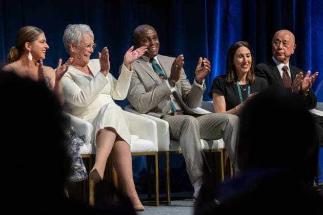 March 19, 2026, Sacramento, Ca, USA: Actress Jamie Lee Curtis, Olympian Janet Evans, world-renowned sushi chef and restaurateur Nobu Matsuhisa, and Kimiko Burton applaud Olympian Carl Lewis as he is introduced during the induction of the 19th class to the California Hall of Fame at the California Museum on Thursday, March 19, 2026, in Sacramento. Sacramento USA - ZUMAj89_ 20260319_zaf_j89_022 Copyright: xPaulxKitagakixJr.x