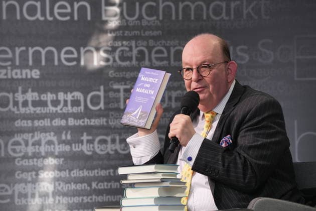 Buchmesse Leipzig GER, Leipzig,20260319, Buchmesse Leipzig, Messehalle , Denis Scheck, Best of druckfrisch, , Vorstellung von neuerscheinungen, ist Übersetzer und Journalist in Hörfunk und Fernsehen,Maurice und Maralyn, von Sophie Elmhirst