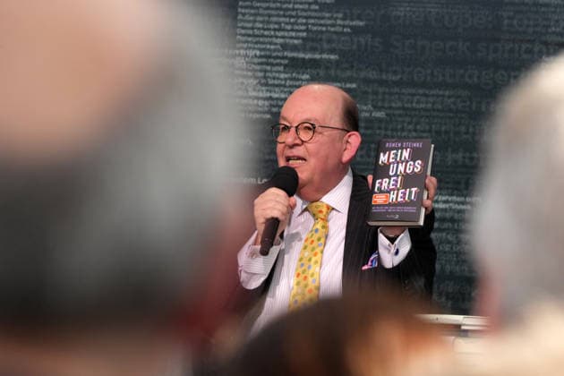 Buchmesse Leipzig GER, Leipzig,20260319, Buchmesse Leipzig, Messehalle , Denis Scheck, Best of druckfrisch, , Vorstellung von neuerscheinungen, ist Übersetzer und Journalist in Hörfunk und Fernsehen, meinungsfreiheit, Ronen Steinke
