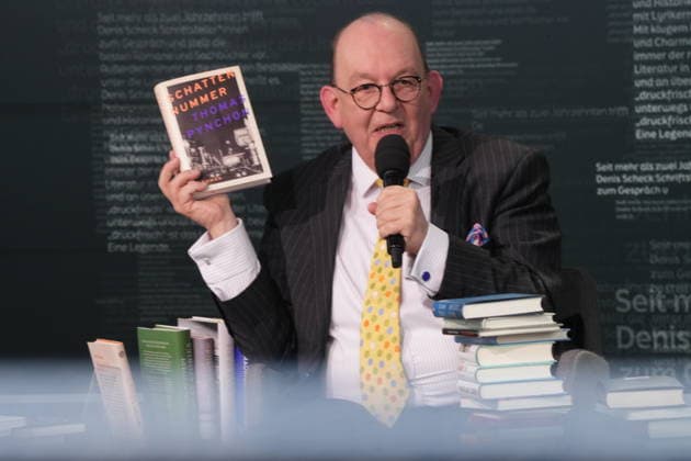 Buchmesse Leipzig GER, Leipzig,20260319, Buchmesse Leipzig, Messehalle , Denis Scheck, Best of druckfrisch, , Vorstellung von neuerscheinungen, ist Übersetzer und Journalist in Hörfunk und Fernsehen , Schattennummer von Thomas Pynchon, Roman