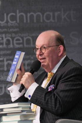 Buchmesse Leipzig GER, Leipzig,20260319, Buchmesse Leipzig, Messehalle , Denis Scheck, Best of druckfrisch, , Vorstellung von neuerscheinungen, ist Übersetzer und Journalist in Hörfunk und Fernsehen,Maurice und Maralyn, von Sophie Elmhirst