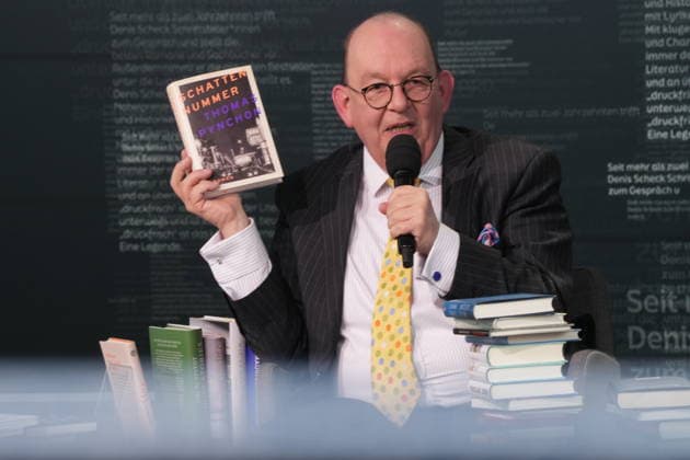 Buchmesse Leipzig GER, Leipzig,20260319, Buchmesse Leipzig, Messehalle , Denis Scheck, Best of druckfrisch, , Vorstellung von neuerscheinungen, ist Übersetzer und Journalist in Hörfunk und Fernsehen , Schattennummer von Thomas Pynchon, Roman