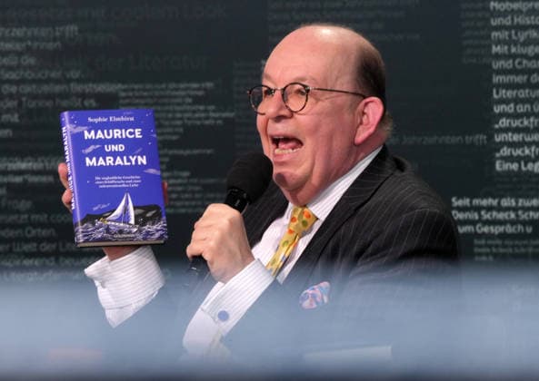 Buchmesse Leipzig GER, Leipzig,20260319, Buchmesse Leipzig, Messehalle , Denis Scheck, Best of druckfrisch, , Vorstellung von neuerscheinungen, ist Übersetzer und Journalist in Hörfunk und Fernsehen,Maurice und Maralyn, von Sophie Elmhirst
