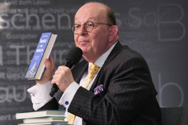 Buchmesse Leipzig GER, Leipzig,20260319, Buchmesse Leipzig, Messehalle , Denis Scheck, Best of druckfrisch, , Vorstellung von neuerscheinungen, ist Übersetzer und Journalist in Hörfunk und Fernsehen,Maurice und Maralyn, von Sophie Elmhirst