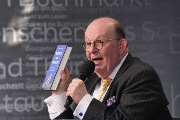 Buchmesse Leipzig GER, Leipzig,20260319, Buchmesse Leipzig, Messehalle , Denis Scheck, Best of druckfrisch, , Vorstellung von neuerscheinungen, ist Übersetzer und Journalist in Hörfunk und Fernsehen,Maurice und Maralyn, von Sophie Elmhirst