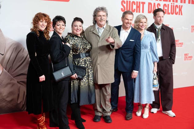 von links: Laura THOMAS, Tahnee SCHAFFARCZYK, Comedian, Meltem KAPTAN, Schauspielerin, Hape KERKELING in der Rolle des Horst Schlaemmer, Schlämmer, Sven UNTERWALDT, Regisseur, Eva HABERMANN, Schauspielerin, Nikolaus BENDA, Schauspieler, Roter Teppich, Red Carpet Show, Ankunft, arrival, Filmpremiere HORST SCHLAEMMER SUCHT DAS GLUECK, Schlämmer, in der Lichtburg in Essen, 19.03.2026.