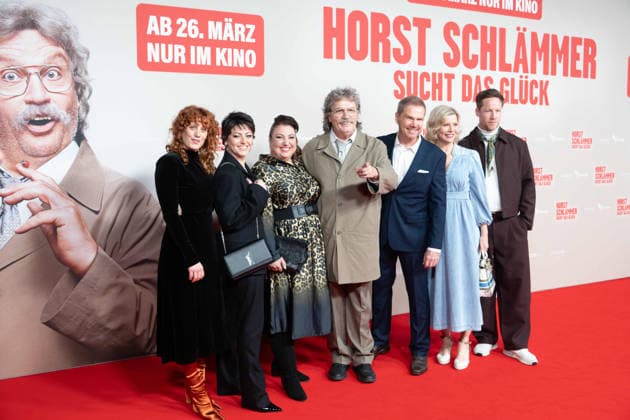 von links: Laura THOMAS, Tahnee SCHAFFARCZYK, Comedian, Meltem KAPTAN, Schauspielerin, Hape KERKELING in der Rolle des Horst Schlaemmer, Schlämmer, Sven UNTERWALDT, Regisseur, Eva HABERMANN, Schauspielerin, Nikolaus BENDA, Schauspieler, Roter Teppich, Red Carpet Show, Ankunft, arrival, Filmpremiere HORST SCHLAEMMER SUCHT DAS GLUECK, Schlämmer, in der Lichtburg in Essen, 19.03.2026.