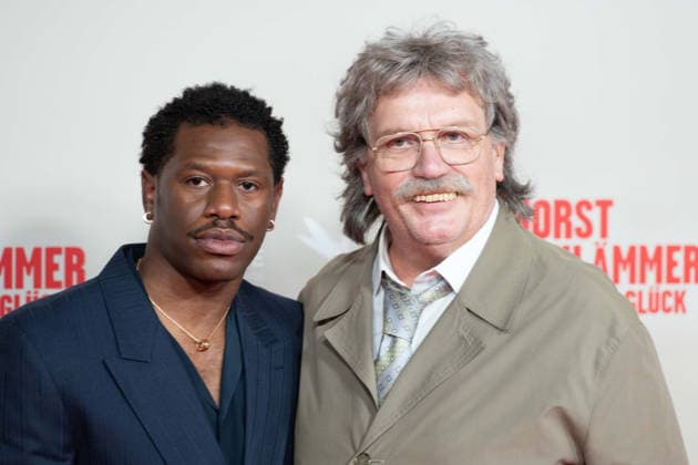 von links: Akeem van FLODROP; Schauspieler, Hape KERKELING in der Rolle des Horst Schlaemmer, Schlämmer, Roter Teppich, Red Carpet Show, Ankunft, arrival, Filmpremiere HORST SCHLAEMMER SUCHT DAS GLUECK, Schlämmer, in der Lichtburg in Essen, 19.03.2026.