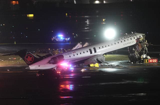 Air Canada plane collides with fire truck at LaGuardia, killing 2, injuring others NEW YORK, UNITED STATES - MARCH 23: Passenger plane collides with a fire truck while landing at LaGuardia Airport, killing the pilot and copilot and injuring two others on March 23, 2026, in New York, United States. Selcuk Acar Anadolu New York United States. Editorial use only. Please get in touch for any other usage. Copyright: x2026xAnadoluxSelcukxAcarx