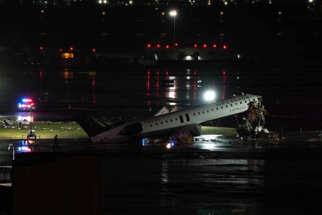 Air Canada plane collides with fire truck at LaGuardia, killing 2, injuring others NEW YORK, UNITED STATES - MARCH 23: Passenger plane collides with a fire truck while landing at LaGuardia Airport, killing the pilot and copilot and injuring two others on March 23, 2026, in New York, United States. Lokman Vural Elibol Anadolu New York United States. Editorial use only. Please get in touch for any other usage. Copyright: x2026xAnadoluxLokmanxVuralxElibolx