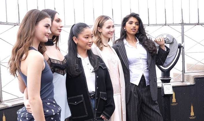 Maddie Ziegler, Lana Condor, Iris Apatow, Millicent Simmonds and Avantika to Visit the Empire State Building Ahead of the Premiere of Prime Video™s Pretty Lethal. (NEW) Maddie Ziegler, Lana Condor, Iris Apatow, Millicent Simmonds and Avantika to Visit the Empire State Building Ahead of the Premiere of Prime Video™s Pretty Lethal. March 23, 2026, New York, USA: Actresses (L-R) Millicent Simmonds, Maddie Ziegler, Lana Condor, Iris Apatow and Avantika Visit the Empire State Building ahead of the Premiere of Prime Video™s Pretty Lethal. Credit: Jorge Estrellado Thenews2 (Foto: Jorge Estrellado Thenews2 imago images) Maddie Ziegler, Lana Condor, Iris Apatow, Millicent Simmonds and Avantika to Visit the Empire State Building Ahead of the Pr Copyright: xJorgexEstrelladox