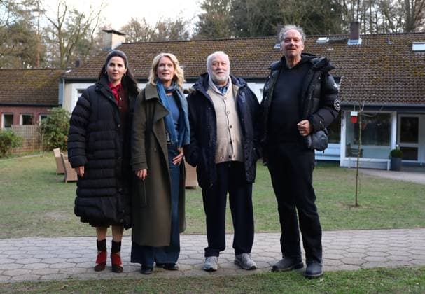 25.03.2026, xcex, GER, Seevetal, Demenzdorf Sunderhof, TV, Tatort, NDR, Settermin, Fototermin, Tatort Koenig in Gelb Dreh im Demenzdorf Sunderhof in Seevetal, Marina Galic, Maria Furtwaengler, Thomas Thieme, Alexander Adolph (Regie)