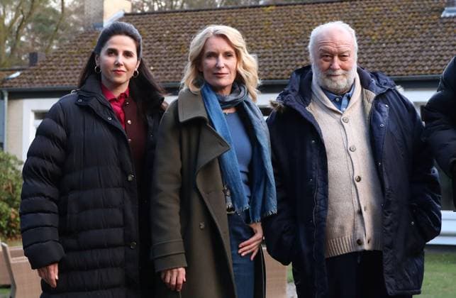 25.03.2026, xcex, GER, Seevetal, Demenzdorf Sunderhof, TV, Tatort, NDR, Settermin, Fototermin, Tatort Koenig in Gelb Dreh im Demenzdorf Sunderhof in Seevetal, Marina Galic, Maria Furtwaengler, Thomas Thieme