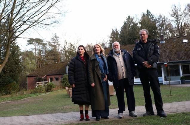 25.03.2026, xcex, GER, Seevetal, Demenzdorf Sunderhof, TV, Tatort, NDR, Settermin, Fototermin, Tatort Koenig in Gelb Dreh im Demenzdorf Sunderhof in Seevetal, Marina Galic, Maria Furtwaengler, Thomas Thieme, Alexander Adolph (Regie)