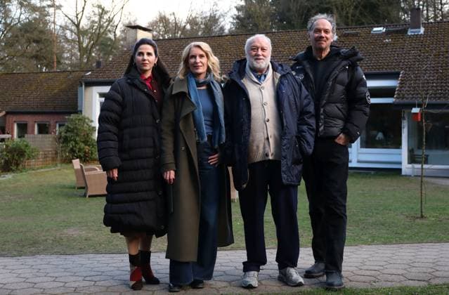 25.03.2026, xcex, GER, Seevetal, Demenzdorf Sunderhof, TV, Tatort, NDR, Settermin, Fototermin, Tatort Koenig in Gelb Dreh im Demenzdorf Sunderhof in Seevetal, Marina Galic, Maria Furtwaengler, Thomas Thieme, Alexander Adolph (Regie)