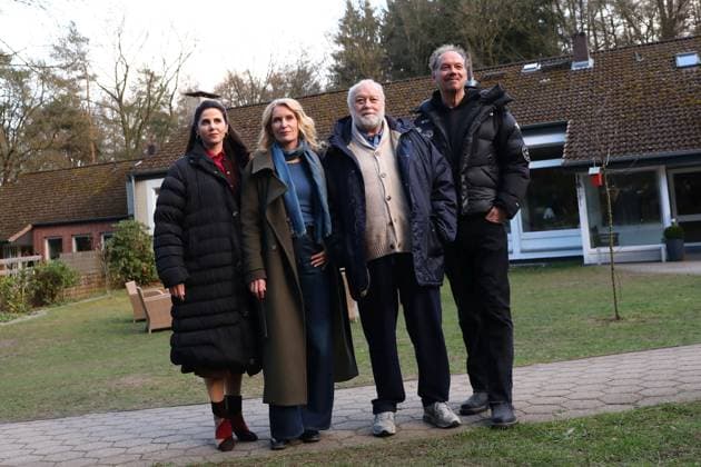 25.03.2026, xcex, GER, Seevetal, Demenzdorf Sunderhof, TV, Tatort, NDR, Settermin, Fototermin, Tatort Koenig in Gelb Dreh im Demenzdorf Sunderhof in Seevetal, Marina Galic, Maria Furtwaengler, Thomas Thieme, Alexander Adolph (Regie)