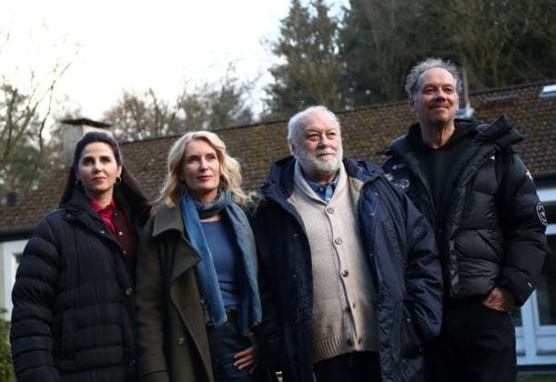 25.03.2026, xcex, GER, Seevetal, Demenzdorf Sunderhof, TV, Tatort, NDR, Settermin, Fototermin, Tatort Koenig in Gelb Dreh im Demenzdorf Sunderhof in Seevetal, Marina Galic, Maria Furtwaengler, Thomas Thieme, Alexander Adolph (Regie)