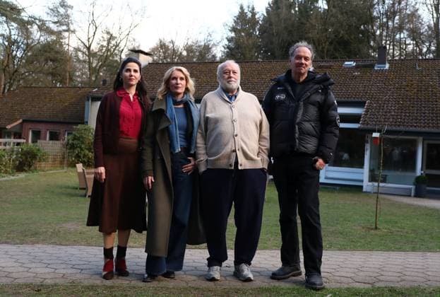 25.03.2026, xcex, GER, Seevetal, Demenzdorf Sunderhof, TV, Tatort, NDR, Settermin, Fototermin, Tatort Koenig in Gelb Dreh im Demenzdorf Sunderhof in Seevetal, Marina Galic, Maria Furtwaengler, Thomas Thieme, Alexander Adolph (Regie)