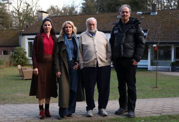 25.03.2026, xcex, GER, Seevetal, Demenzdorf Sunderhof, TV, Tatort, NDR, Settermin, Fototermin, Tatort Koenig in Gelb Dreh im Demenzdorf Sunderhof in Seevetal, Marina Galic, Maria Furtwaengler, Thomas Thieme, Alexander Adolph (Regie)