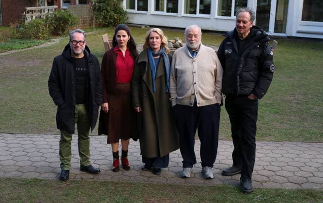 25.03.2026, xcex, GER, Seevetal, Demenzdorf Sunderhof, TV, Tatort, NDR, Settermin, Fototermin, Tatort Koenig in Gelb Dreh im Demenzdorf Sunderhof in Seevetal, Patrick Poch (NDR Redakteur), Marina Galic, Maria Furtwaengler, Thomas Thieme, Alexander Adolph (Regie)