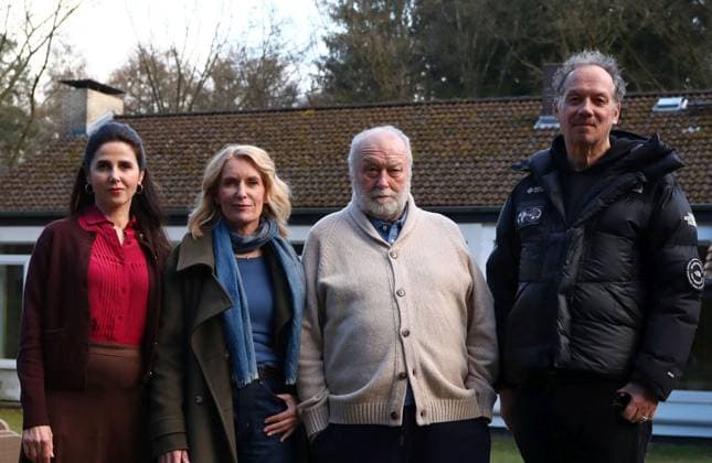 25.03.2026, xcex, GER, Seevetal, Demenzdorf Sunderhof, TV, Tatort, NDR, Settermin, Fototermin, Tatort Koenig in Gelb Dreh im Demenzdorf Sunderhof in Seevetal, Marina Galic, Maria Furtwaengler, Thomas Thieme, Alexander Adolph (Regie)