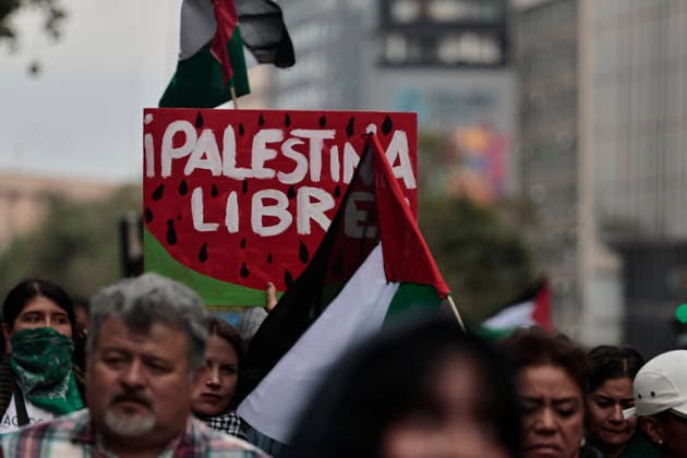 March 30, 2026, Mexico City, Cdmx, Mexico: In Mexico City, approximately 250 people demonstrated to commemorate the fiftieth anniversary of Palestinian Land Day. Exactly today, the State of Israel, led by Benjamin Netanyahu, declared that Palestinians who commit crimes against Israelis will be subject to the death penalty by hanging. This decision was condemned by activists and organizations internationally. During the event, city police followed the demonstrators, who marched with posters and flags of the Palestinian people, chanting slogans against genocide, torture, and the forced displacement of thousands. At the end of the march, they held a sit-in in front of the former U.S. Embassy to demand that the U.S. government cease its support - ZUMAp204 20260330_zip_p204_020 Copyright: xJosuexPerezx