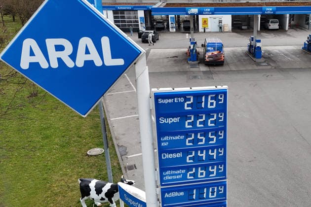 Nach neue Tankregel:DIESEL Kraftstoff erreicht historischen Hoechstand am 02.04.2026 an dieser Tankstelle in Muenchen. Spritpreise uebersteigen historische Hoechstwerte. Kein Ende in Sicht-taeglich neue Hoechsstaende beim Tanken. Explodierende Spritpreise wegen Iran Krieg dauern an. Benzinpreise an einer Tankstelle in Muenchen