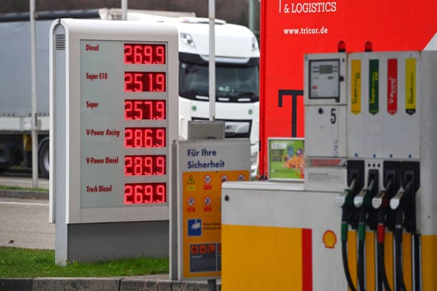 Nach neuer Tankregel:DIESEL Kraftstoff erreicht historischen Hoechstand am 04.04.2026 an dieser Tankstelle in Muenchen. Spritpreise uebersteigen historische Hoechstwerte. Kein Ende in Sicht-taeglich neue Hoechsstaende beim Tanken. Explodierende Spritpreise wegen Iran Krieg dauern an. Benzinpreise an Autobahntankstelle an der A8 bei Ulm