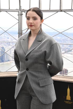 NEW YORK, NY APRIL 7 Lucy Halliday pictured as the cast of Hulus The Testaments to Visit the Empire State Building Ahead of April 8 Premiere on April 7, 2026 in New York City Credit John Fycke AdMedia 454822 2026 04 07 New York New York City Copyright: xAdMediax STAR_454822_011