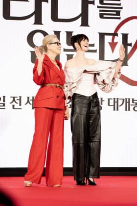 The Devil Wears Prada 2 press conference in Seoul SEOUL, SOUTH KOREA - APRIL 08: Meryl Streep(L) and Anne Hathaway(R) poses during a press conference for the movie The Devil Wears Prada 2 at Four Seasons Hotel on April 08, 2026 in Seoul, South Korea. Hwawon Lee Anadolu Seoul South Korea. Editorial use only. Please get in touch for any other usage. Copyright: x2026xAnadoluxHwawonxLeex