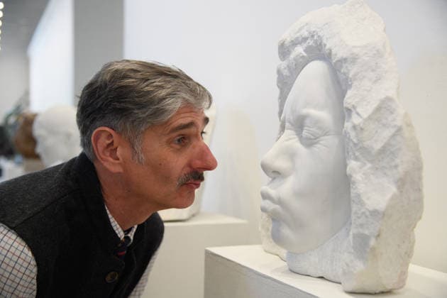 The Society of Portrait Sculptors: FACE 2026 Exhibition at Garrison Chapel, Chelsea Barracks, London, UK - Thursday 9 April 2026 A staff member views Awkward Kiss by Marco di Lucca at Garrison Chapel, Chelsea Barracks, London, England, UK on Thursday 9 April, 2026 as part of The Society of Portrait Sculptors: FACE 2026 Exhibition which runs from 13th - 26th April., Credit:Justin Ng Avalon UK, England, London, Garrison Chapel, Chelsea Barracks Copyright: xJustinxNgx xAvalonx 1089724219
